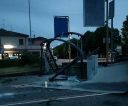 Pensilina travolta e completamente distrutta