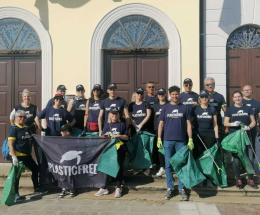 40 sacchi di rifiuti raccolti