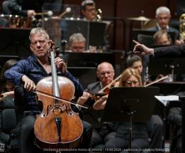 Moser incanta con il violoncello