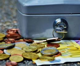 Redditi e spese su, gi&ugrave; i risparmi