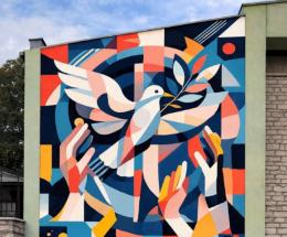 Un murales per la pace sulla parete della palestra