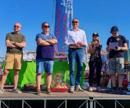 Gli aquiloni illuminano il cielo