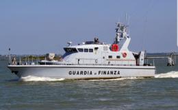 Motoscafo imbarca acqua, arriva la Guardia di finanza
