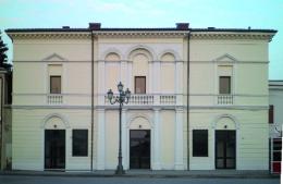 Che splendido annuncio: riapre il teatro!