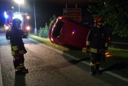 Con l’auto nel fossato, salvo per miracolo