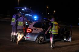 Incidente: ubriaco, contromano e senza patente, scappa a piedi