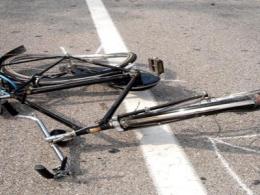 Giovane in bici vola dopo lo sconto con l'auto
