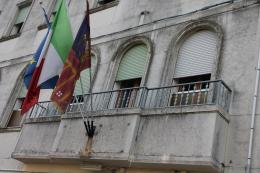 "Tutto il mondo premia gli angeli degli anziani. Qui invece li puniscono"