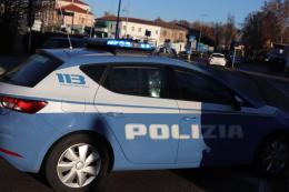 Urtata per sbaglio e borseggiata: intervento lampo della Polizia  
