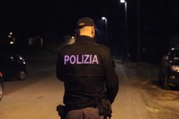 Ubriaco fradicio rovescia arredi e danneggia auto
