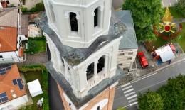 Forte maltempo, si stacca una lastra di metallo dal campanile