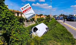 Paura sulla strada, furgone nel fossato