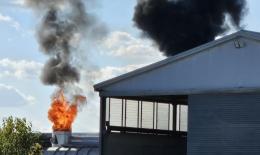 Incendio nel capannone, alta colonna di fumo