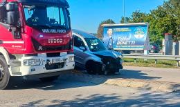 Contro il palo: auto distrutta