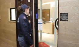 Pistola alla tempia e rapina: assalto alla gioielleria