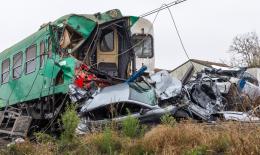 Treno contro una bisarca, cinque feriti, danni e paura