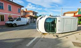 Spaventoso frontale, furgone scagliato via