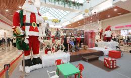 Gli elfi di Babbo Natale tra le vetrine