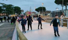 Lo "stadio del ghiaccio" scalda la piazza