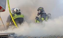 Paura e fiamme sul tetto, anziano intossicato