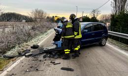 Spaventoso frontale sulla strada ghiacciata