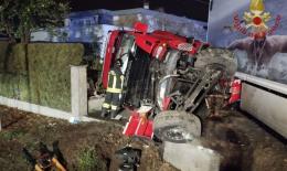 Terrificante incidente, conducente estratto dalle lamiere