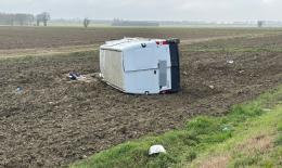 Carambola nel fossato, furgone distrutto