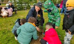 I bimbi mettono a dimora gli alberi per le api