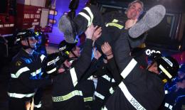 Il saluto a un grande pompiere