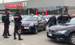 Muore nel posteggio del supermercato