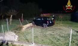 Va fuori strada e finisce nel giardino di una casa