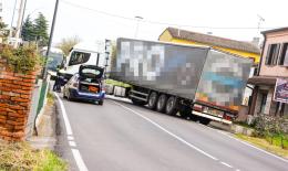 Tir s'intraversa, strada bloccata