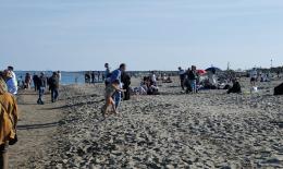 Erano in migliaia e si fa gi&agrave; il bagno