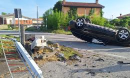 Auto contro il passaggio a livello: linea ferma, danni e paura