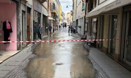 Scoppia la conduttura, corso Vittorio Emanuele allagato