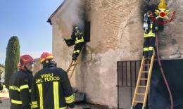 Magazzino in fiamme, arrivano i pompieri