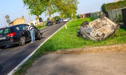 Pauroso incidente, auto ribaltata nella scarpata