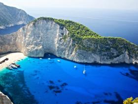 Nelle Isole Greche Tra Relitti E Sabbia Rosa Pastello La