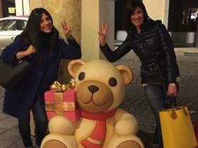 Concorso Natale Thun.Le Due Amiche Valentina E Paola Br Per Un Selfie Con Teddy Thun La Voce Di Rovigo