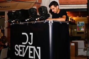 Movida fra blitz, allegria e saluti