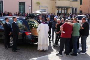 L'ultimo abbraccio del paese al suo Moreno