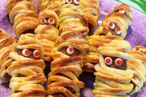 Mummie di salsiccia per Halloween