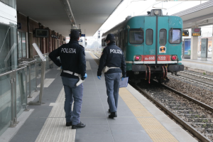 Donna investita sui binari, treni nel caos