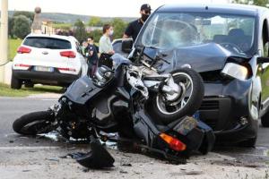 Schianto con un'auto: muore motociclista