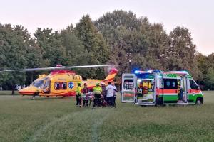 Si trancia un braccio, sale in trattore e torna a casa