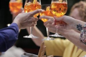 "Messe in conto le patatine con lo spritz". Scoppia la polemica