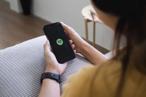 Spotify alza i prezzi