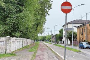 Viale Europa, asfalto e parcheggi