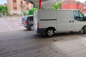 Sosta selvaggia davanti Le Torri, il Comune avvisa: “Multe in arrivo”