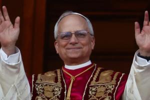 Leone XIV,  americano, missionario e anche un po' italiano